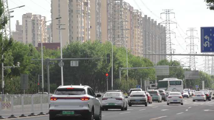 上班行人市井城市早晨街道过马路骑电瓶车