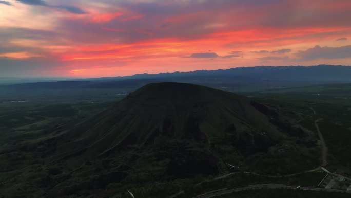 绚烂的晚霞和火山