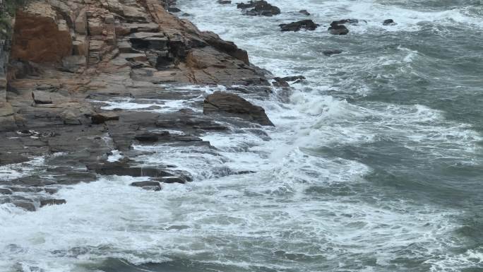 航拍威海国际海水浴场波涛汹涌的礁石海浪