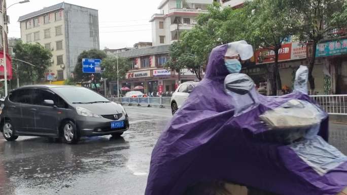 暴雨城市城市雨景滂沱大雨 暴雨如注 车流