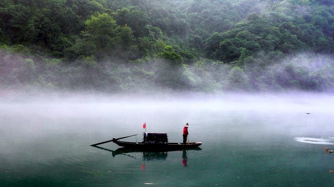 雾漫小东江-渔民在晨雾中划船撒网捕鱼