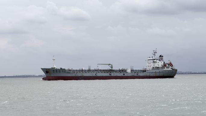 海鑫油612轮船航行在广阔的长江江面上