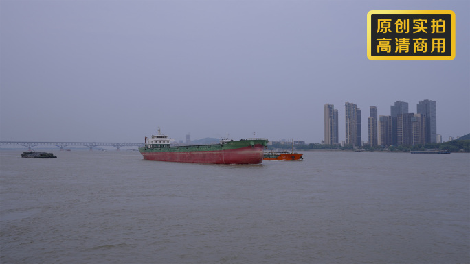 实拍·南京浦口码头长江过往轮船
