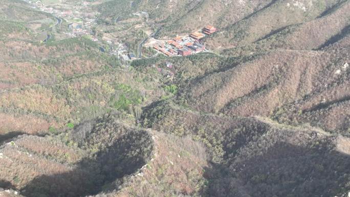 航拍俯瞰威海里口山仙姑顶与广福寺山野