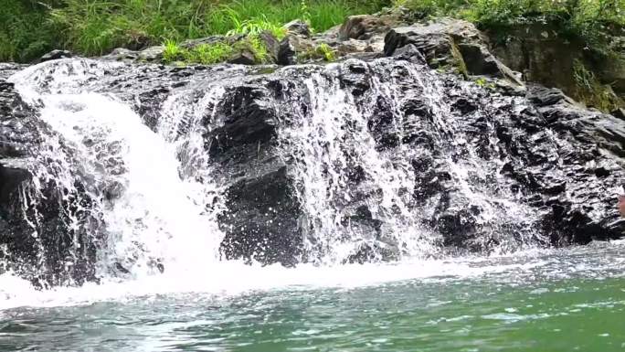 瀑布，小溪流水，水花