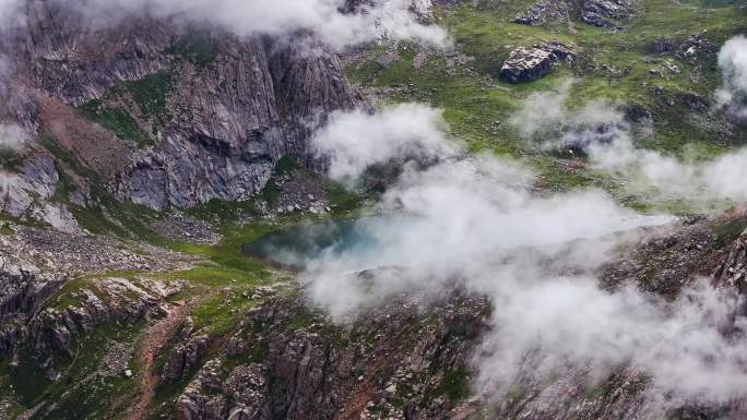 云海中的山峰