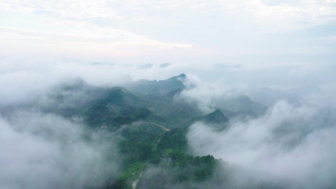 大山清晨云雾