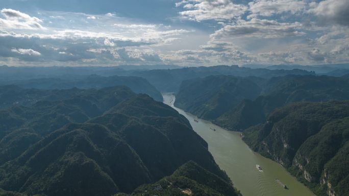 宜昌夷陵区西陵峡蓝天白云行驶船秋天