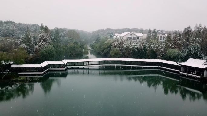 航拍杭州西湖景区浴鹄湾霁虹桥雪景