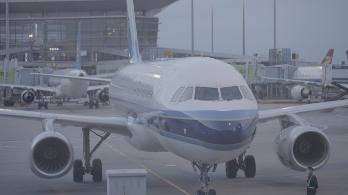 客机滑入空港 飞机停泊  中国南方航空