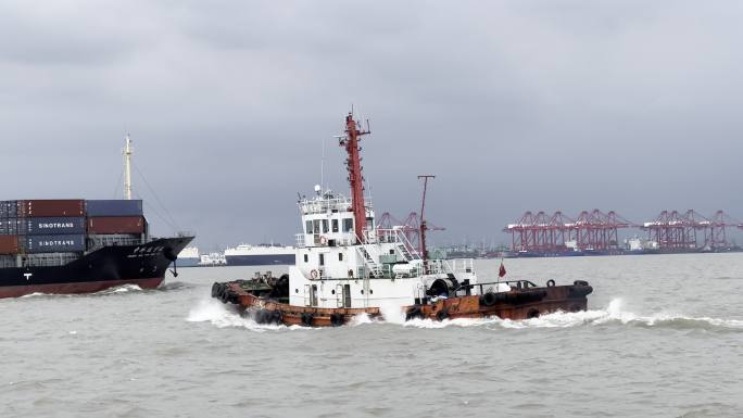 拖轮拖船在长江江面上航行