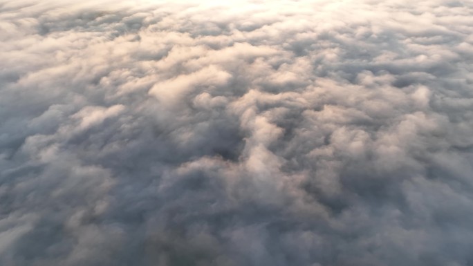 航拍流动的云雾