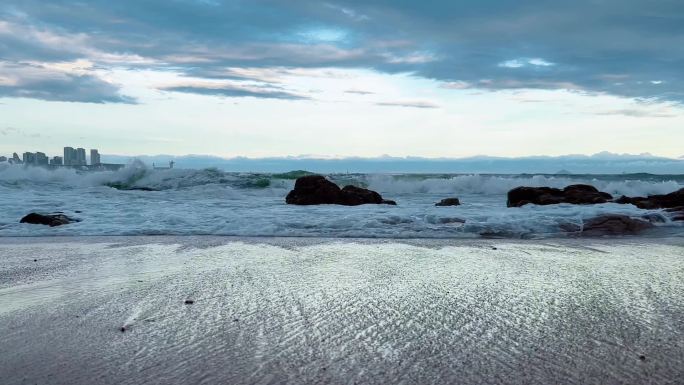 海浪击打礁石