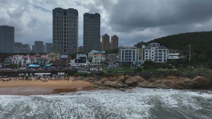 航拍威海国际海水浴场火炬八街的礁石海浪