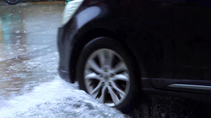 下雨天路面积水