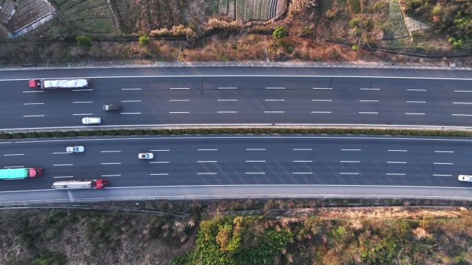 俯瞰傍晚高速公路汽车