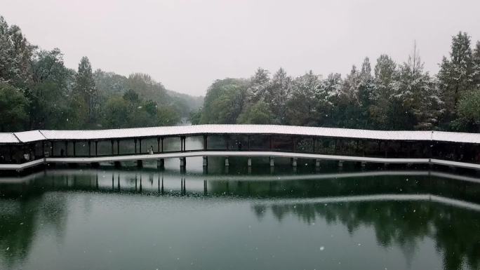 航拍杭州西湖景区浴鹄湾霁虹桥雪景