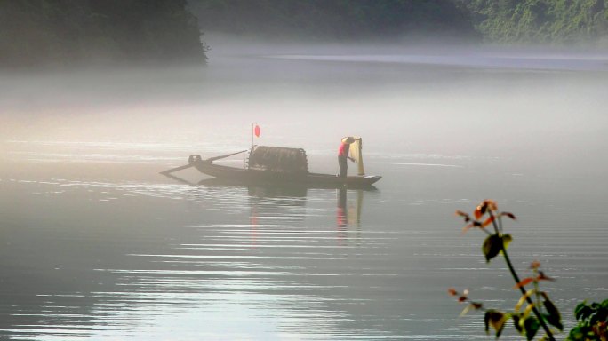 雾漫小东江-渔民在晨雾中划船撒网捕鱼