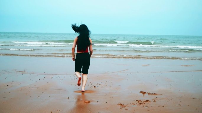 沙滩海边小女孩奔跑脚印