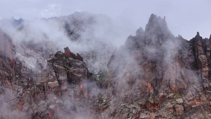 云海中的山峰