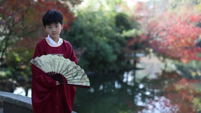 穿汉服的男孩 杭州西湖花港观鱼