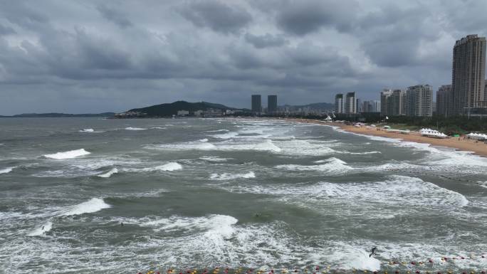 航拍威海国际海水浴场波涛汹涌的礁石海浪