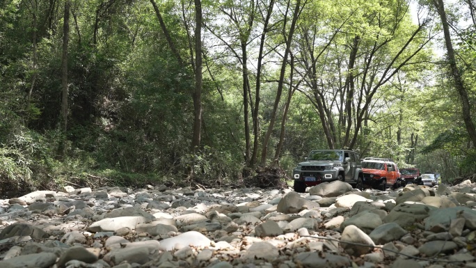 越野车丛林穿越涉水河道穿越第一视角