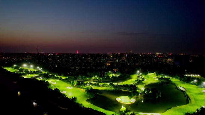 夜幕下的高尔夫灯光球场