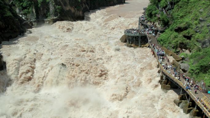 虎跳峡4K航拍江水波涛汹涌金沙江浪花