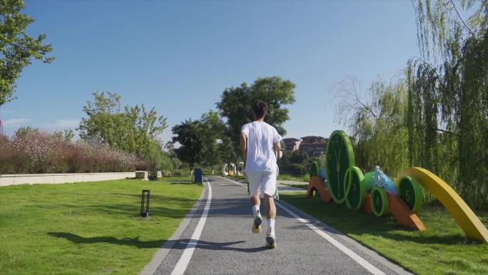 公园跑步少年奔跑背影追逐梦想向往自由运动