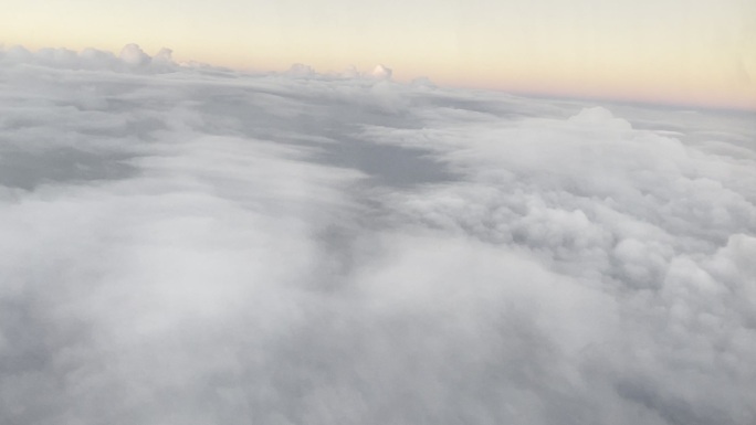 飞机上的云和光