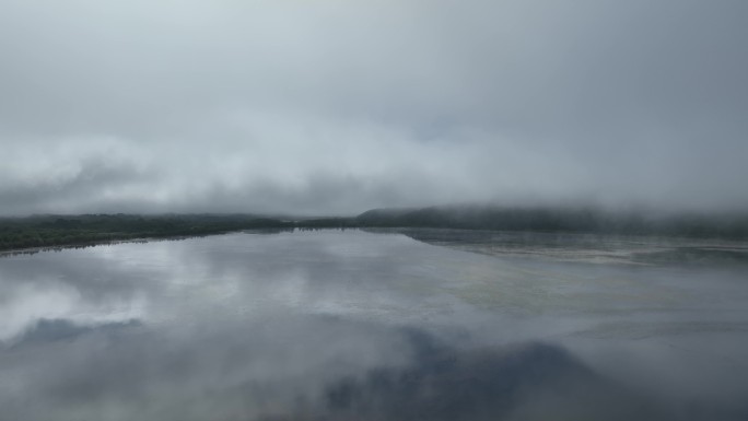 航拍晨雾缭绕的山谷湖泊