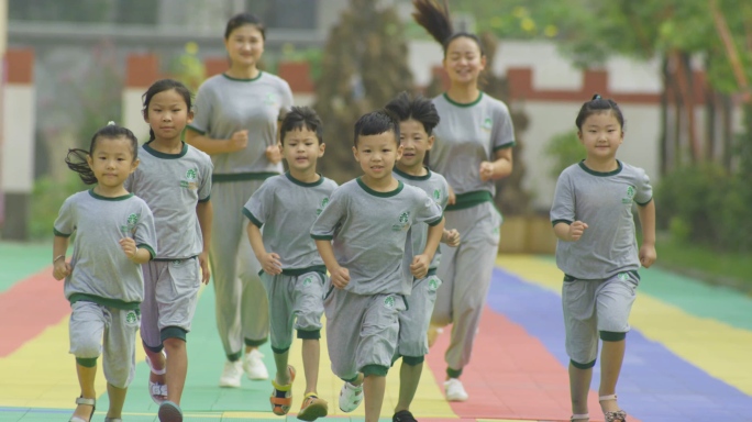 幼儿园奔跑捉迷藏做游戏老师学生幼儿教育