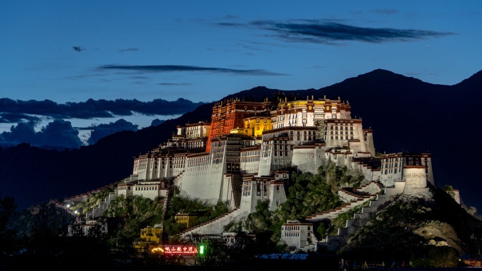 西藏拉萨布达拉宫延时夜景全景