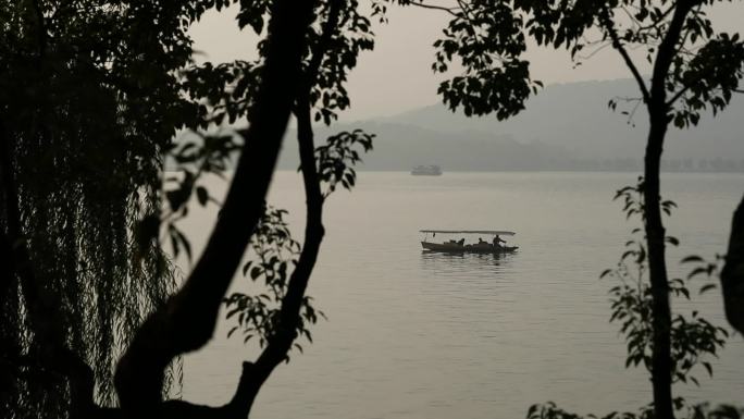 杭州西湖湖上游船入画