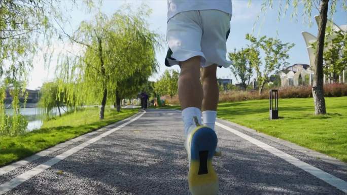 追光少年追逐梦想大学生晨跑阳光少年跑步