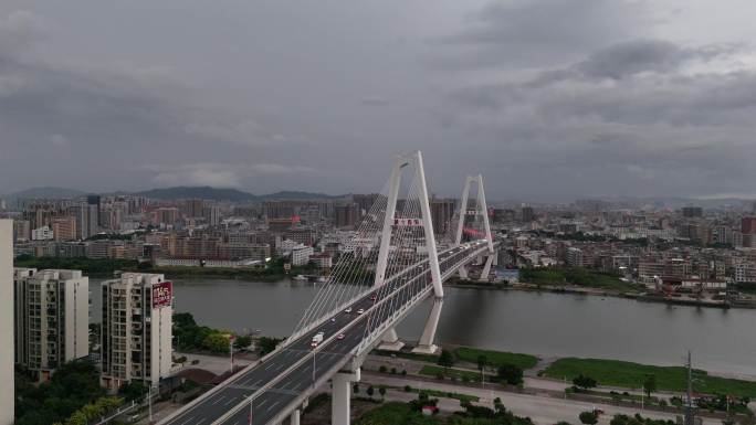 广东揭阳榕城区揭阳大桥下雨闪电