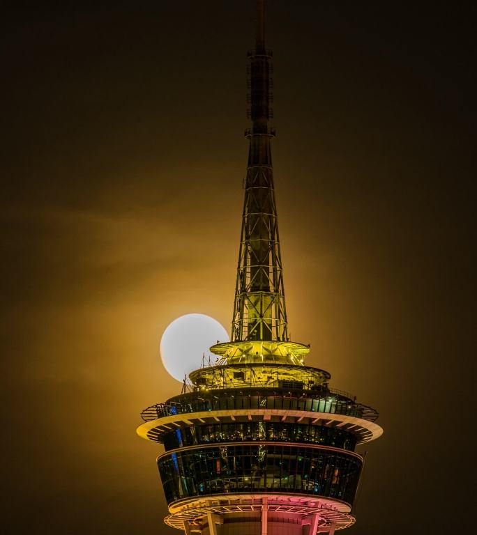 穿月-澳门电视塔观光塔月亮升起的壮丽景象