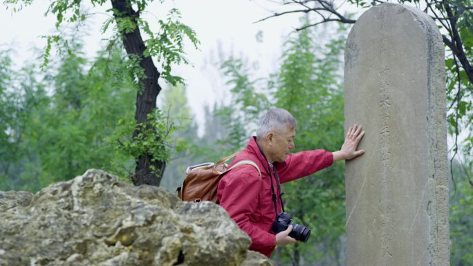 中老年摄影师旅行旅拍脚步辛苦拍摄大自然