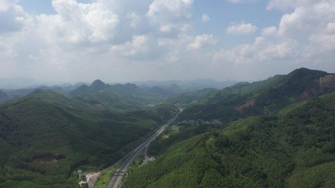 阳光下广西百色地区大山中穿行的高速公路