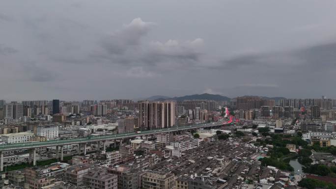 广东揭阳榕城区揭阳大道下雨闪电