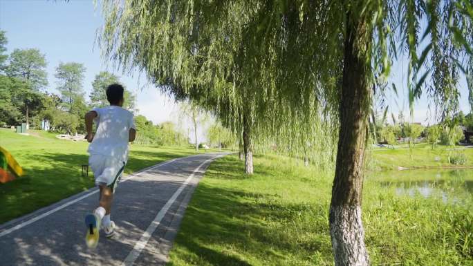 树荫晨跑追逐梦想阳光少年青春自信健康生活