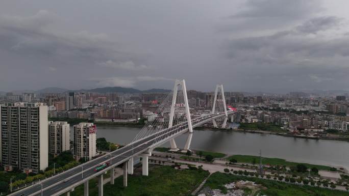 广东揭阳榕城区揭阳大桥下雨闪电