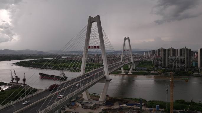 广东揭阳榕城区揭阳大桥下雨闪电