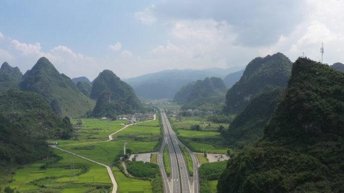 阳光下广西百色地区大山中穿行的高速公路