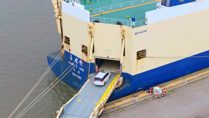 广州南沙汽车码头，滚装船装运新能源车