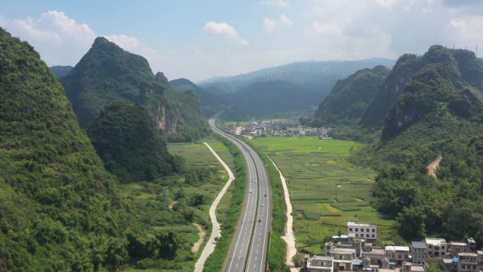 阳光下广西百色地区大山中穿行的高速公路