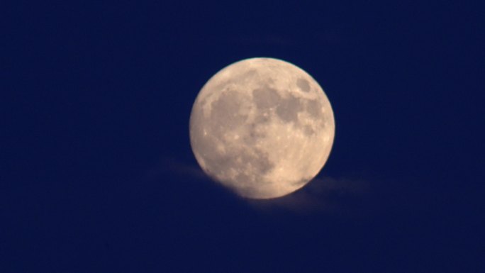 山东威海夜空中的中元节满月