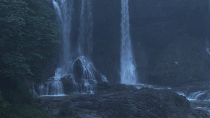 阴郁的风景，阴雨天的瀑布，充满情绪感