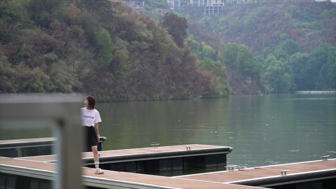 女生在湖边散步走路呼吸新鲜空气